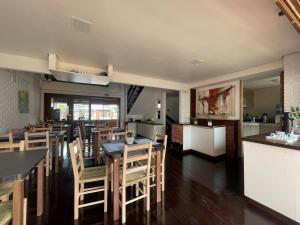 a kitchen and dining room with a table and chairs at Mare Blu - Pousada Hostel in Torres