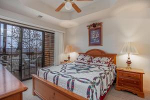une chambre avec un lit et un balcon dans l'établissement 2BR Village At Indian Point 707 near SDC-Free Tickets Daily up to $500 Value, à Branson 9 autres photos