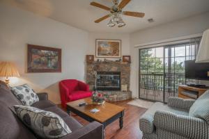 un salon avec un canapé et une cheminée dans l'établissement 2BR Village At Indian Point 707 near SDC-Free Tickets Daily up to $500 Value, à Branson