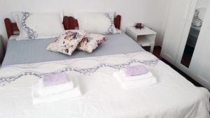 A bed or beds in a room at Medieval Rose Guest House