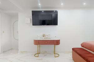 TV a/nebo společenská místnost v ubytování Suite romantique avec jacuzzi