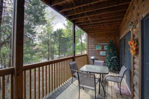 a screened in porch with a table and chairs at 2BR Village At Indian Point 803 near SDC-Free Tickets Daily (up to $500 Value) in Branson