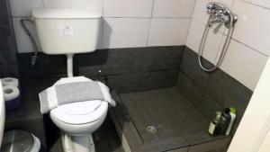 A bathroom at Medieval Rose Guest House