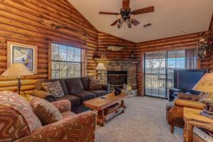 Una sala de estar con un sofá y un televisor. en 2BR Village At Indian Point 1009 near SDC-Free Tickets Daily up to $500, en Branson