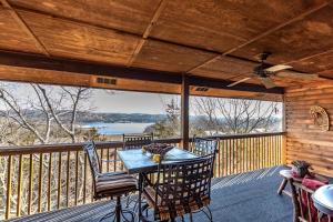 Un patio con una mesa y sillas en una terraza. en 2BR Village At Indian Point 1009 near SDC-Free Tickets Daily up to $500, en Branson