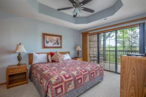 Un dormitorio con una cama y un ventilador de techo. en 2BR Village At Indian Point 1004 near SDC-Free Tickets Daily up to $500, en Branson 11 fotos más