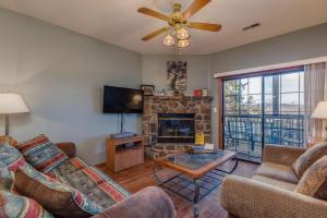 ein Wohnzimmer mit Couch und Kamin in der Unterkunft 2BR Village At Indian Point 903 near SDC-Free Tickets Daily up to $500 in Branson
