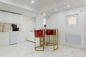 Kuchyň nebo kuchyňský kout v ubytování Suite romantique avec jacuzzi + 24 fotografií