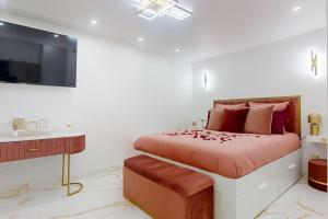 Postel nebo postele na pokoji v ubytování Suite romantique avec jacuzzi
