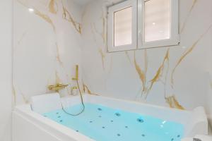 Fotografie z fotogalerie ubytování Suite romantique avec jacuzzi v destinaci Pontault-Combault
