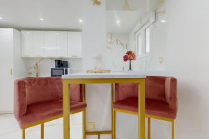 Kuchyň nebo kuchyňský kout v ubytování Suite romantique avec jacuzzi