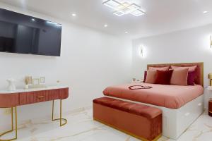 TV a/nebo společenská místnost v ubytování Suite romantique avec jacuzzi
