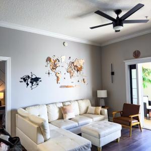 キシミーにあるThemed Luxury Apartment With Pools and Jacuzziのリビングルーム(白いソファ付)、壁に世界地図 +53枚の写真