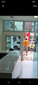 ガラパリにあるApartamento Centro Guarapariの建物の外に立っている人々のグループ