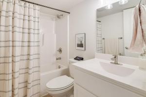 Ένα μπάνιο στο Centrally Located Branson Condo with Community Pools +19 φωτογραφίες