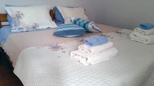 A bed or beds in a room at Medieval Rose Guest House