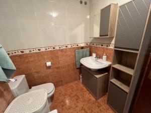 a small bathroom with a toilet and a sink at Sweet Floor in Negreira