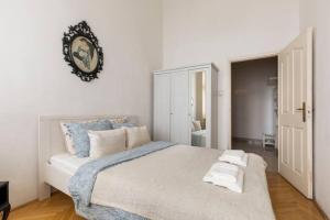 A bed or beds in a room at Bourgeois Elegance in the heart of Budapest