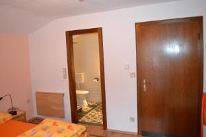 Koupelna v ubytování Pension Haus Rohrmoser + 37 fotografií