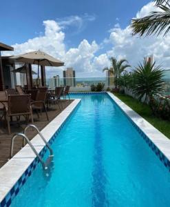 une piscine avec vue sur l'océan dans l'établissement West Flat Studio30 na Nova Betânia - INNOVA, à Mossoró