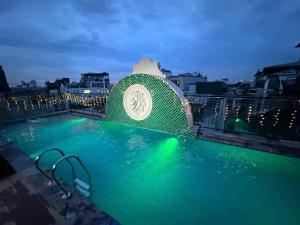 Charmpearl Hotel & Suites内部或周边的泳池