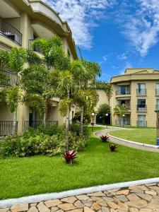 a palm tree in front of a building at Aldeia das Águas Park Resort - Flat B309 Quartier in Barra do Piraí +40 photos