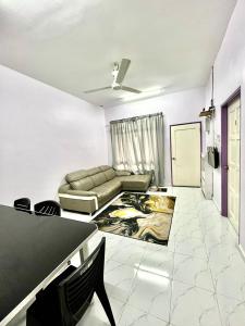 un soggiorno con un divano e un tavolo di Zaf Homestay Pendang 2 Bilik Berhampiran Hospital Pendang a Pendang