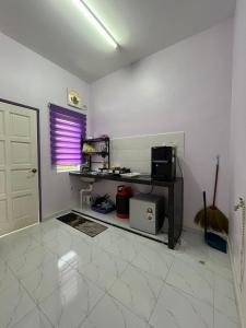 una camera con una porta e una finestra di Zaf Homestay Pendang 2 Bilik Berhampiran Hospital Pendang a Pendang
