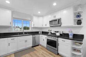 Gallery image of October Sale! 35 Off - Casa Lanzit, Near Lax in Los Angeles