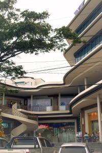 Un edificio con coches aparcados delante. en Marina Spatial Studio Condo Unit, en Dumaguete 17 fotos más