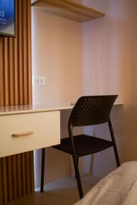 una silla sentada en un escritorio en una habitación en Marina Spatial Studio Condo Unit, en Dumaguete