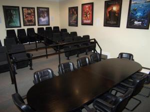 ein Konferenzraum mit einem großen Tisch und Stühlen in der Unterkunft Tuscana Resort Near Disney in Kissimmee + 39 Fotos