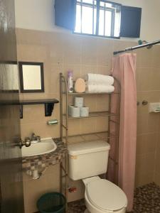 Bilik mandi di Amplia Casa Colonial en Cancún