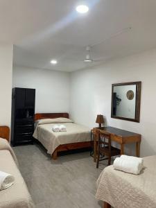 Katil atau katil-katil dalam bilik di Amplia Casa Colonial en Cancún