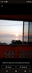 里约热内卢Hostel Vidigal TPrysthon的从火车窗户看到的日落