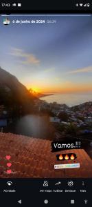 里约热内卢Hostel Vidigal TPrysthon的屋顶上日落的照片