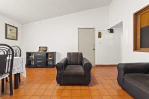 a living room with a chair and a couch at Spacious House 3 Bedrooms Perfect for Families in Casa Blanca La Corregidora