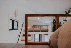 Rúm í herbergi á The Crest - A Tiny House with a Big View