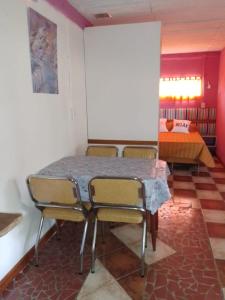 a room with a table and chairs and a bed at Alodelrafa in San Lorenzo