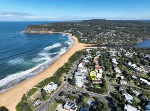 an aerial view of a beach with houses and the ocean at Cabana 88 in Copacabana