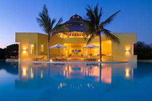 Villa con piscina por la noche en Ocean Castle Sol de Oriente & Ocean Castle Sol de Occidente in Careyes, en Careyes