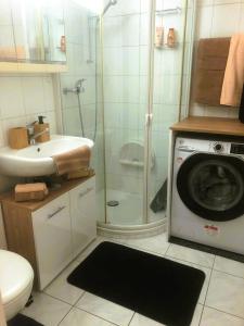 Koupelna v ubytování Montreux Central Boutique Apartment Lake View and Terrace + 35 fotografií