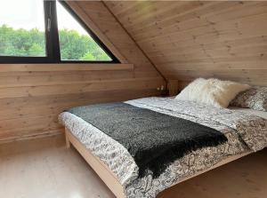 Postel nebo postele na pokoji v ubytování MOJA DEBINA LUX 2, dom z pokojem dziennym, dwiema sypialniami i widokiem na las, blisko plaży