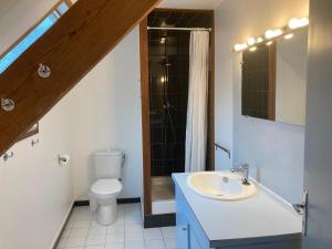 Kúpeľňa v ubytovaní Charming holiday home 3km from Omaha Beach + 15 fotografií