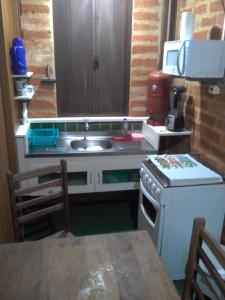 una cucina con lavello e fornello di Casa das Árvores a Ubatuba