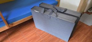 大雅台Staycation Tagaytay Albizia的一个大灰色的袋子,坐在木地板上 更多17张照片