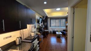 eine Küche mit Spüle und Arbeitsplatte in der Unterkunft Staycation Tagaytay Albizia in Tagaytay