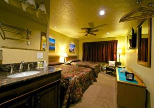 Habitación de hotel con 2 camas y lavamanos en Soda Butte Lodge, en Cooke City