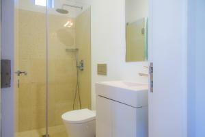 Um banheiro em Liiiving in Porto | Oporto Garden Pool House