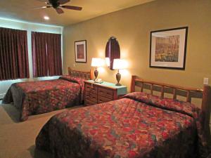 een hotelkamer met 2 bedden en een ventilator bij Soda Butte Lodge in Cooke City